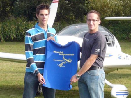 Jugendgruppe freut sich über eigene T-Shirts