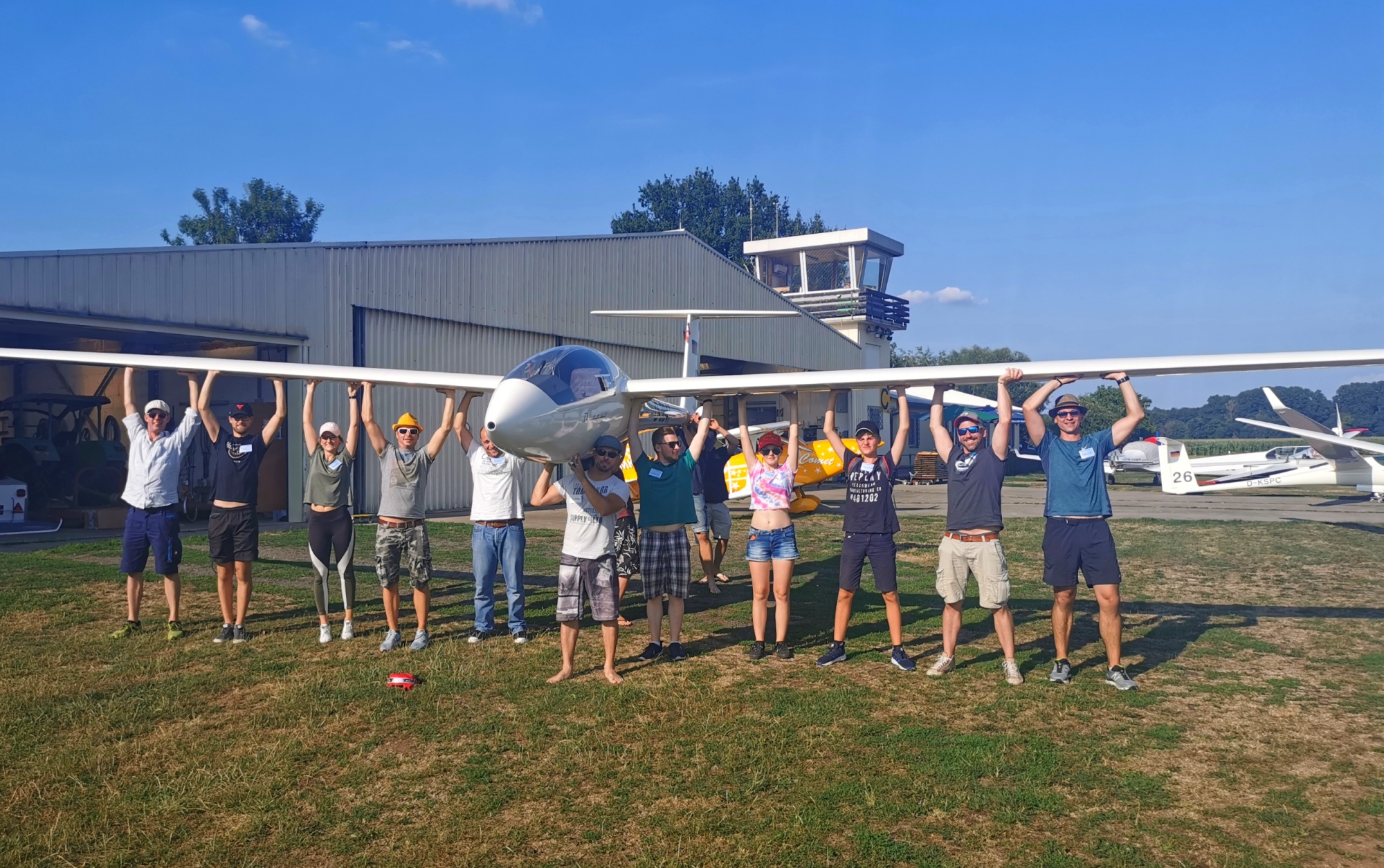 Zehn Schnupper-Flieger am Himmel über Langenselbold